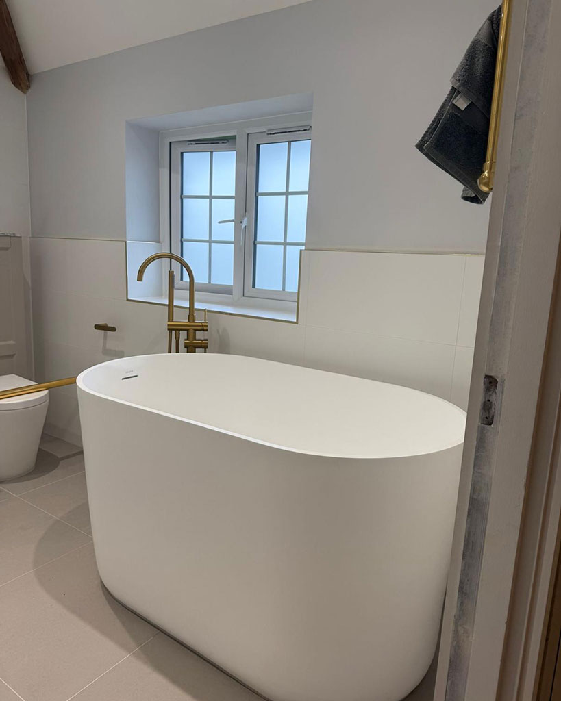 Freestanding bath under a window