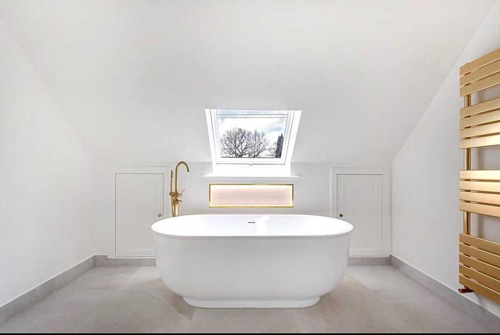 Freestanding bath under a roof window