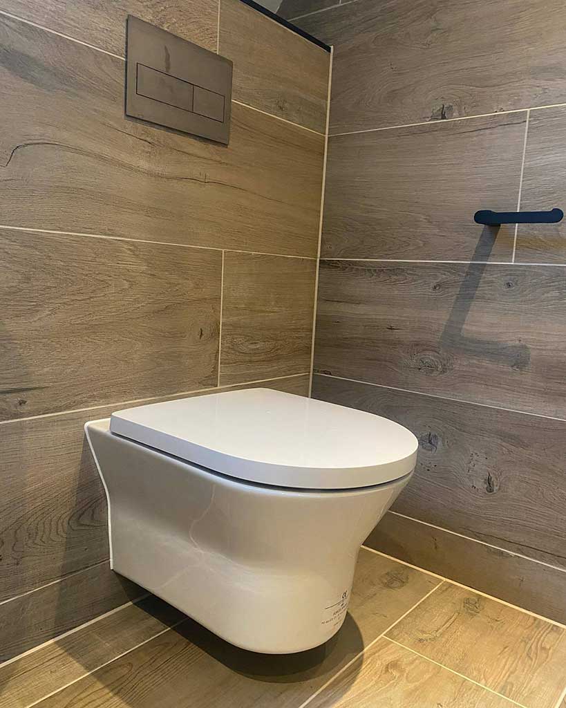 Wall-hung WC against wood-effect tiles