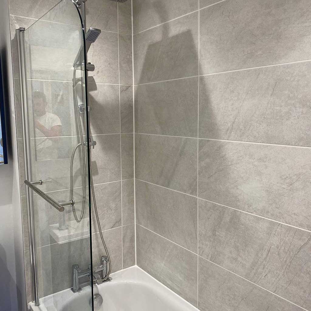 Bath screen and tiled surround