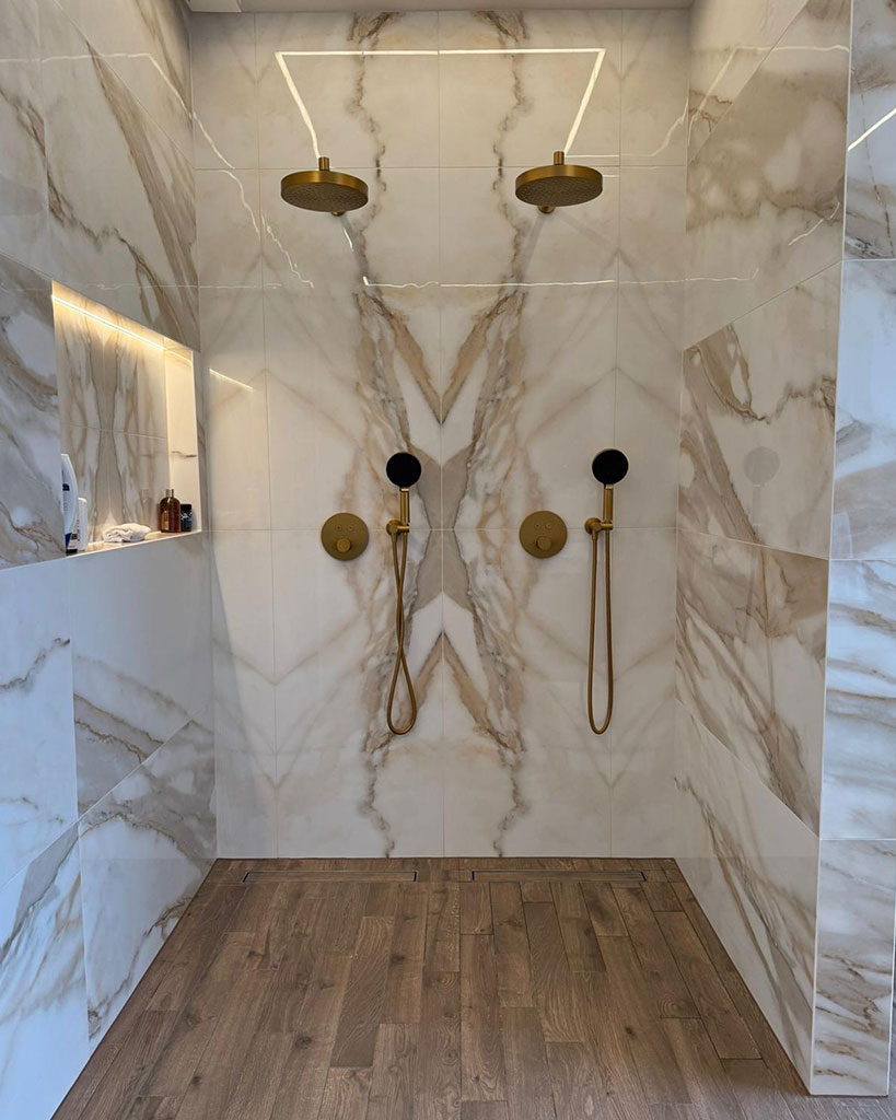 Double walk-in shower, brushed brass fittings
