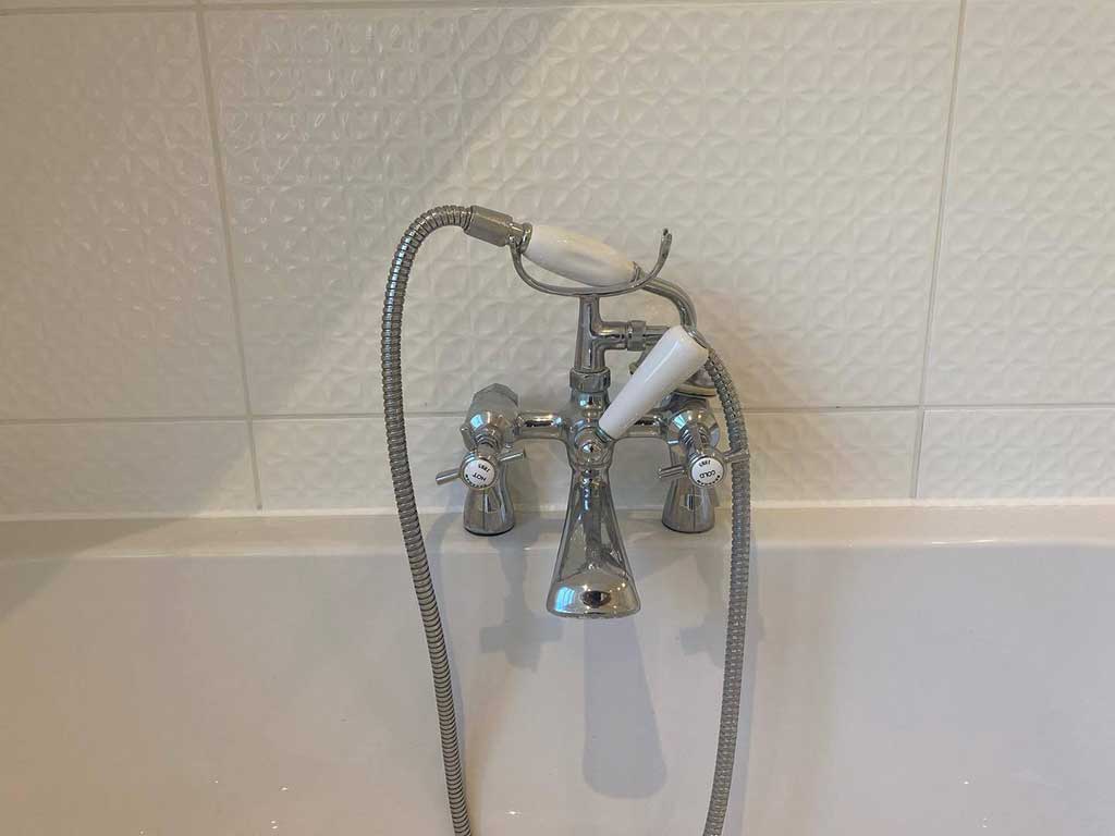Bath filler and tiled upstand