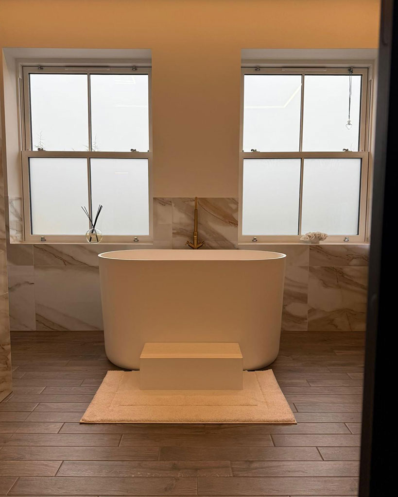 Freestanding bath between sash windows