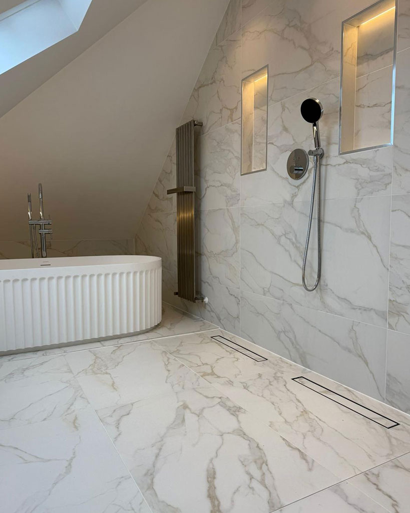 Loft wet room with fluted bath