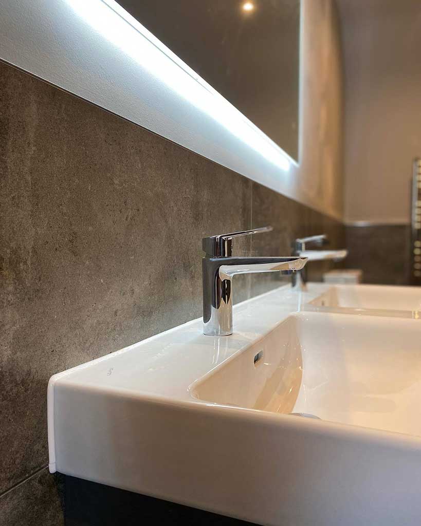 Clean silicone line along a basin and tiled wall